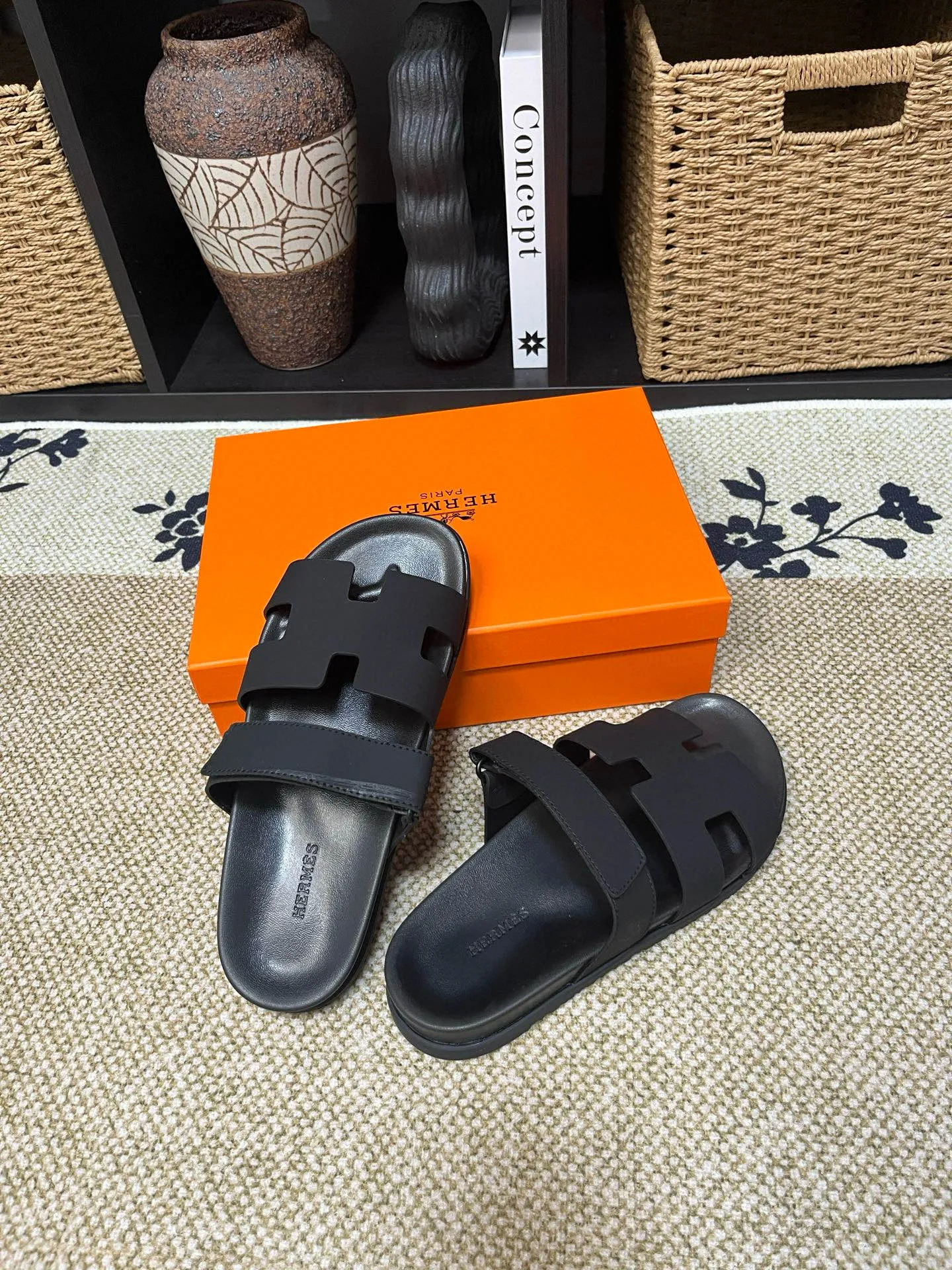 P300 Long-term stock Hermes men’s Kazimir slippers for couples - top quality woven calfskin functional sandals with intertwined uppers inspired by the “H” iconic pattern to create a casual look, perfect for summer. Imported cowhide + cowhide lining + TUP outsole Size: 35-46